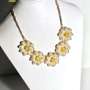 Dillard’s White Daisy Necklace